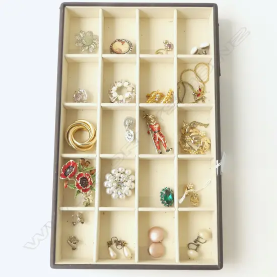 VINTAGE COSTUME JEWELLERY IN FITTED TRAY – BROOCHES, PAIRS OF EARRINGS, NECKLACES, & PENDANTS