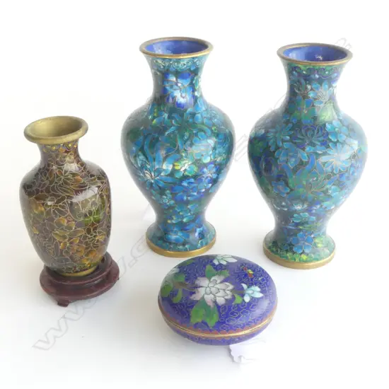 4 CHINESE CLOISONNE PCS: PR VASES (H.160mm), LIDDED DISH (Dia.80mm) & SM VASE ON STAND (H.120mm)