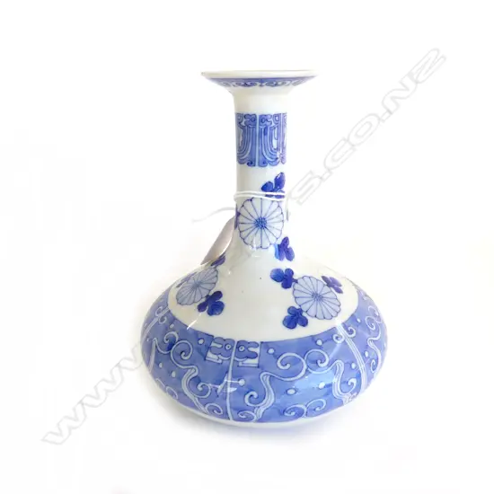 FINE ORIENTAL VASE BLUE & WHITE 6 character marks labelled 'Kuga c.1850 Imp. Mon' H.160mm. 