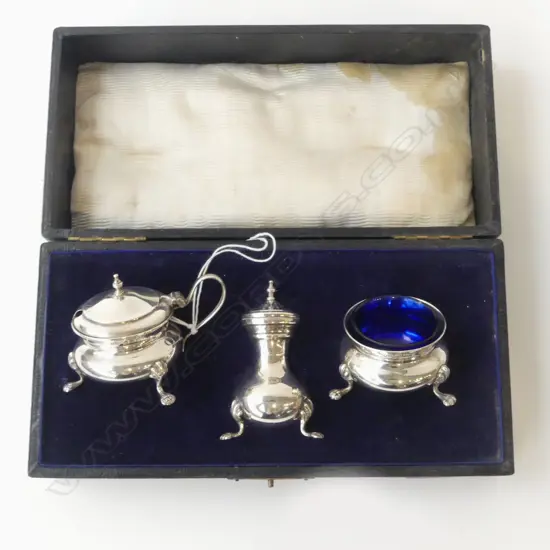 STG SILVER 3PC CRUET SET BIRMINGHAM 1920 WITH BLUE GLASS LINERS EXCELLENT CONDITION IN CASE, H.78MM (PEPPER)