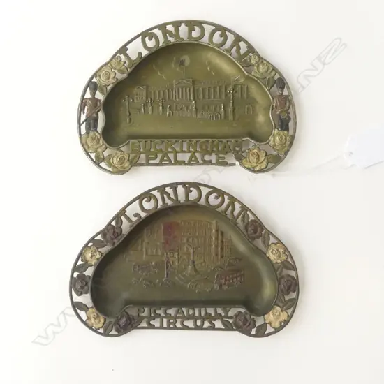 TWO SMALL VINTAGE SOUVENIR TRAYS ’BUCKINGHAM PALACE’ AND ‘PICCADILY CIRCUS’, L.150MM