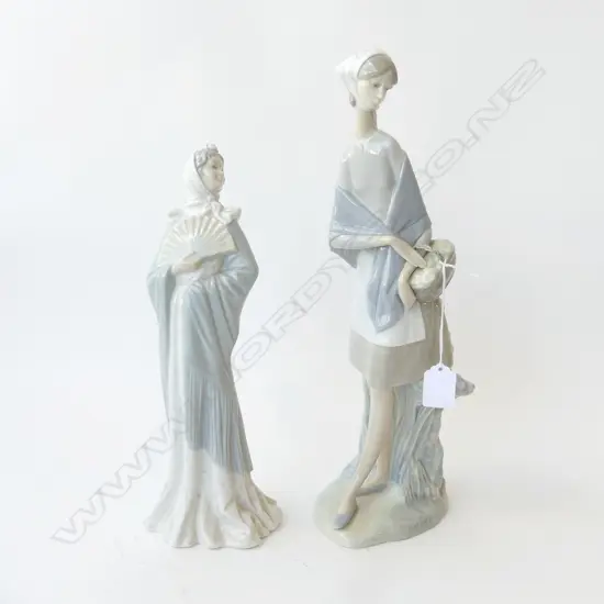 2 FIGURINES; LLADRO H.370mm, NAO H.300mm