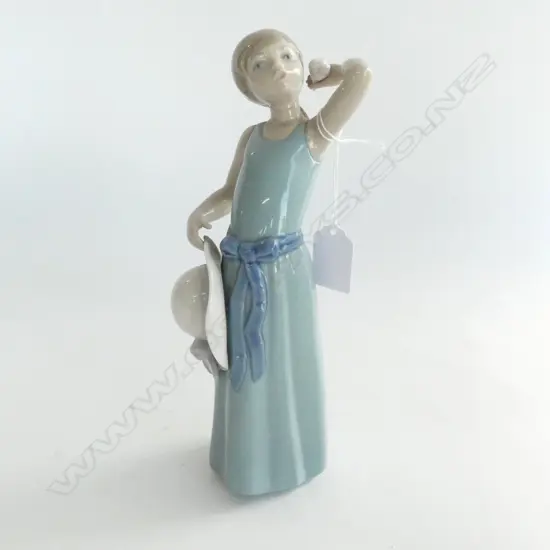 LLADRO FIGURINE OF GIRL WITH SUN HAT, H.340mm