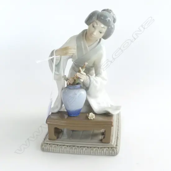 LLADRO FIGURINE OF JAPANESE LADY WITH FLOWERS, SOME FAULTS, H.200mm