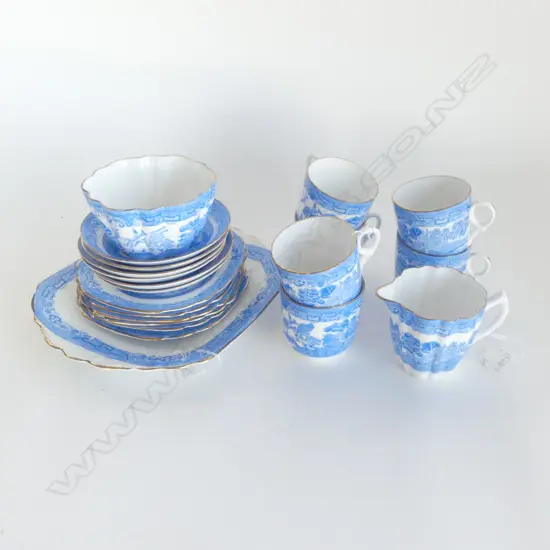 LIGHT-BLUE WILLOW PATTERN SIX-PLACE TEASET BY MELBA, CAKE PLATE, JUG SUGAR, FRIT TO 1 CUP & CHIP TO PLATE)