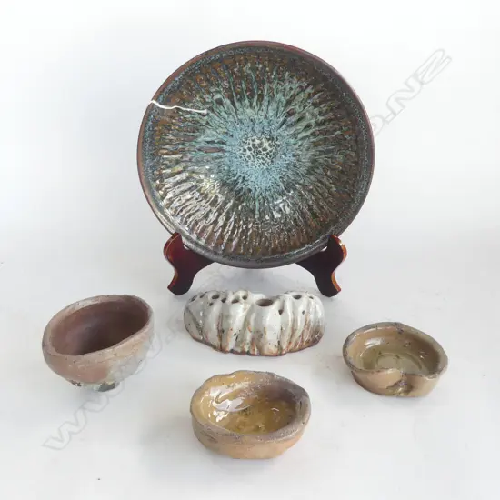 VARIOUS NZ STUDIO POTTERY PCS; DARYL FROST TRIO, A NZ STUDIO POTTERY BOWL & PETER OXBOROUGH SHINO SEDGE VASE