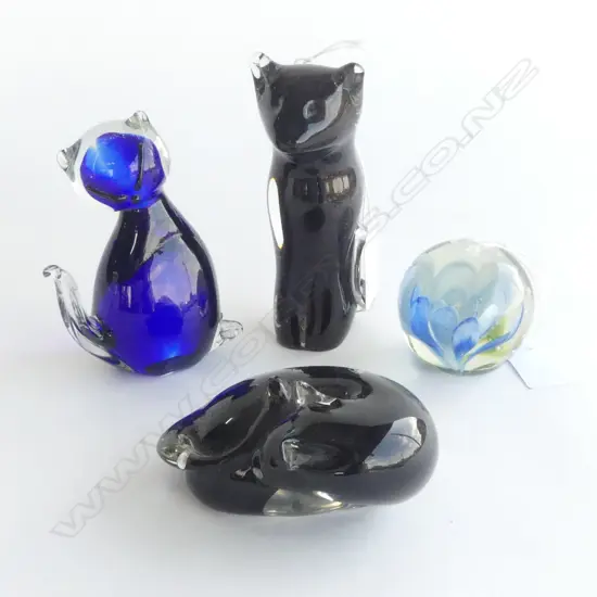 THREE BLOWN GLASS CATS, H.150mm (tallest) & FLORAL GLASS PAPERWEIGHT (H.50mm)