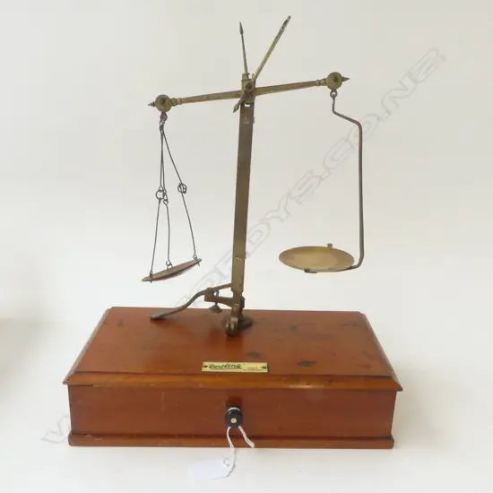 VICTORIAN GOLD SCALES ( NO WEIGHTS) BY OERTLING OF LONDON, ALL PARTS DISMANTLE TO FIT IN MAHOGANY BOX, L.295MM H.380MM