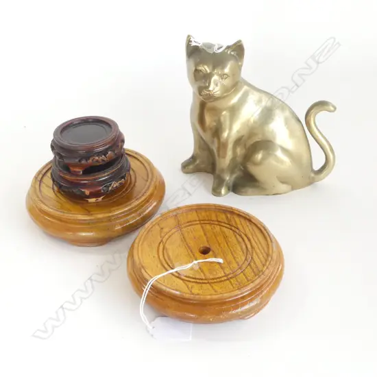 4 WOODEN VASE STANDS, Dia.140mm (largest) & BRASS CAT, H.175mm