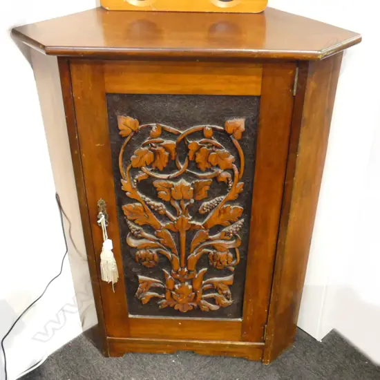 CORNER CABINET w. CARVED DOOR 540x540x1065mm