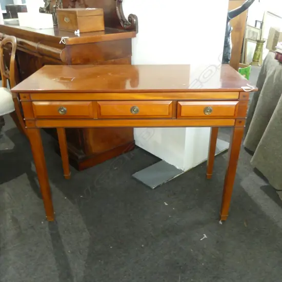 HALL TABLE 1055x485x765mm