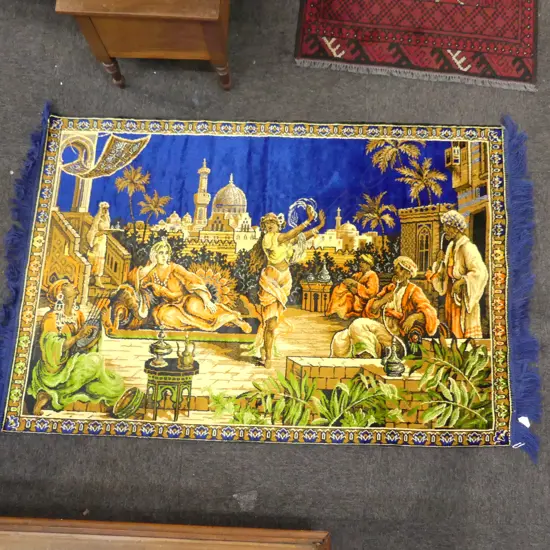 VINTAGE RAYON (SILK LIKE) WALL TAPERSTRY/RUG ARABIAN COURTYARD SCENE WITH FIGURES 440 X 965mm