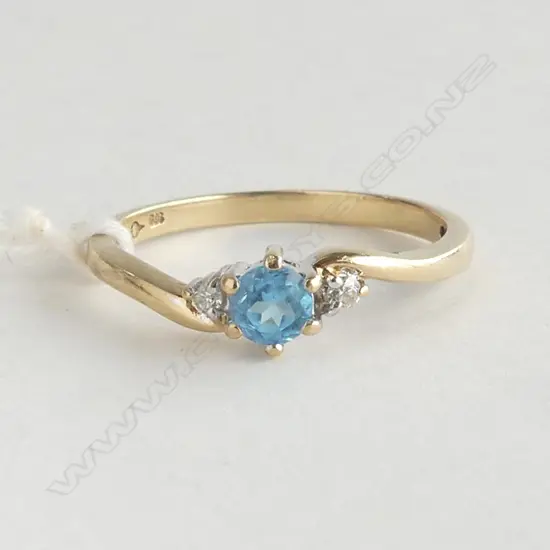 9ct BLUE TOPAZ & DIAMOND RING 1.6gm SIZE P