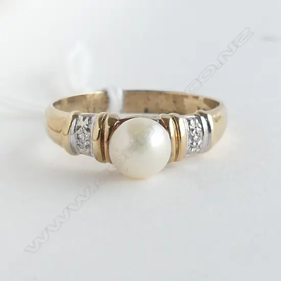 10CT GOLD PEARL AND DIAMOND RING 2.43gms SIZE O