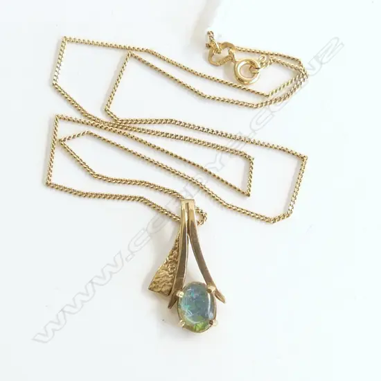 9CT GOLD OPAL PENDANT AND 9CT GOLD CHAIN 2.73gms OPAL A/F