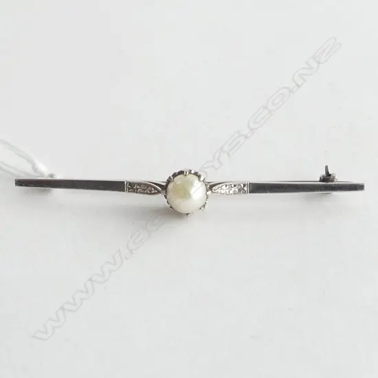 **RTV** PLATINUM PEARL SET BROOCH 5.8gm
