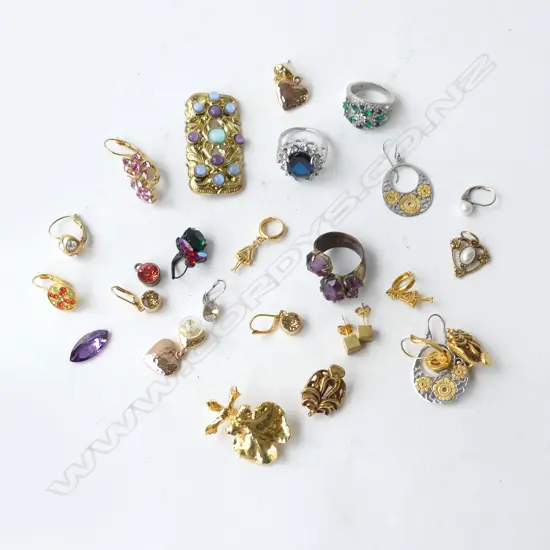 COLLECTION COSTUME RINGS, EARRINGS, BROOCH
