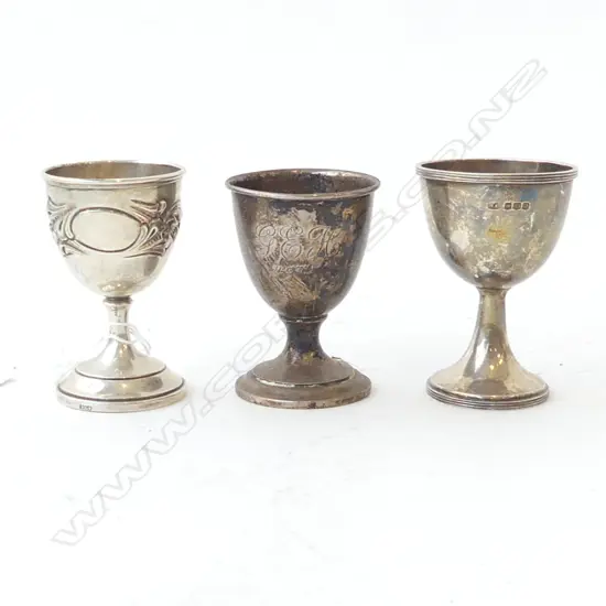 3 SILVER EGGCUPS (1 830 SILVER GILT LINED) 97gms