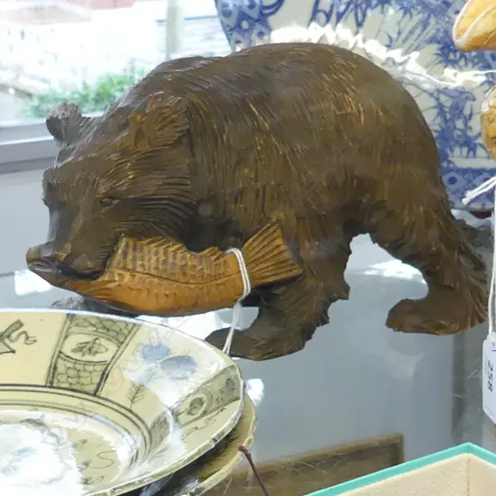 JAPANESE 1940s CARVED BEAR w FISH, SIGNED ON FEET L.220 x 130mm