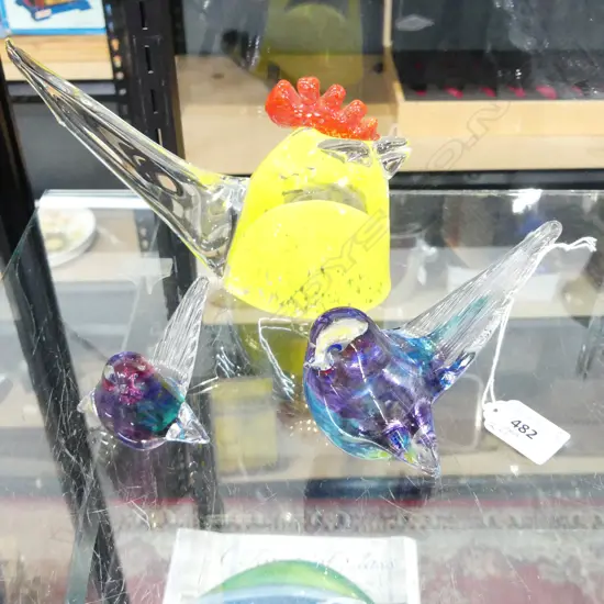 2 HOGLUND ART GLASS BIRDS H.85mm + YELLOW ROOSTER H.135mm