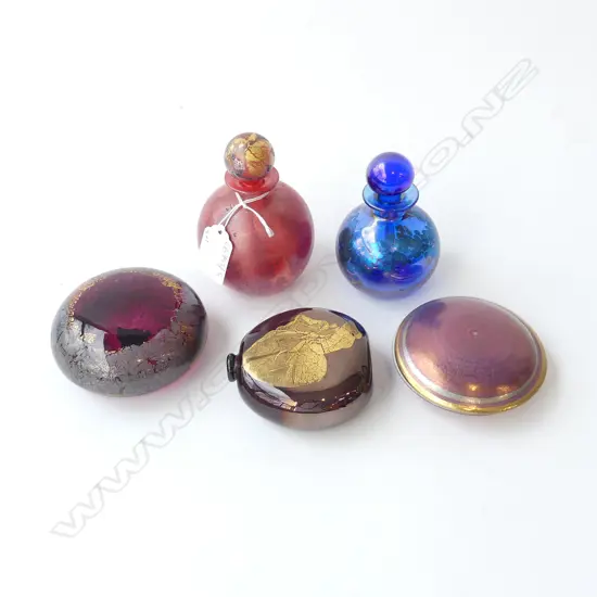 4 PCES ART GLASS (2 ISLE OF WIGHT) 95mm dia + LUSTRE CERAMIC LIDDED CONTAINER 90mm dia