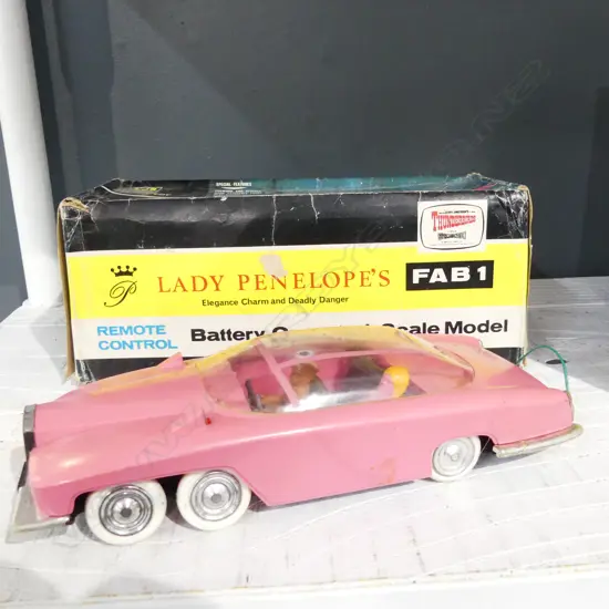 BOXED BATTERY OPERATED LADY PENELOPES CAR L280MM