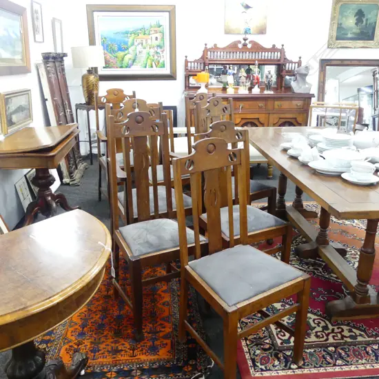 8 OAK ARTS & CRAFTS DINING CHAIRS (2 CARVERS) 2 CHAIRS SHORTER