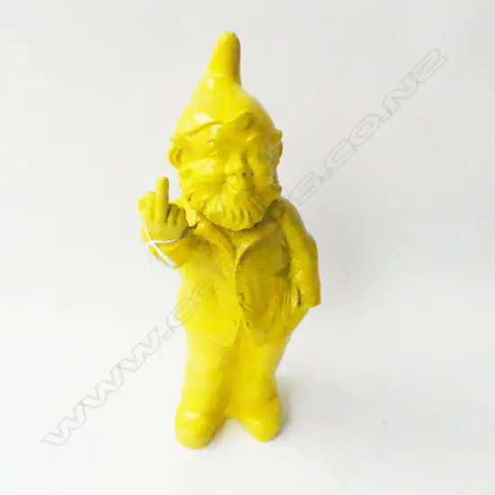 YELLOW PLASTIC GNOME PULLING THE FINGER H.355mm