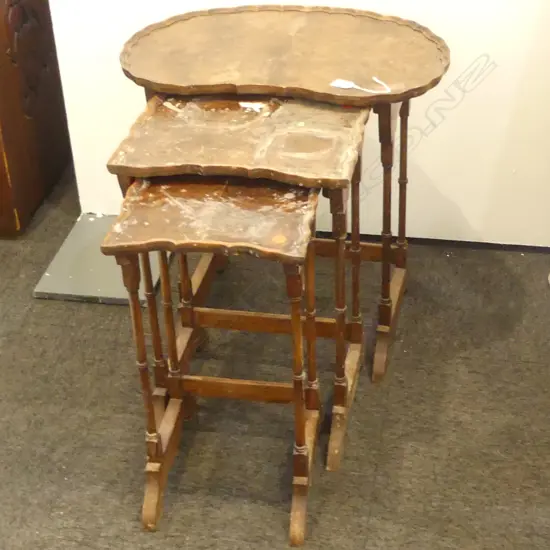 3 KIDNEY SHAPED NESTING TABLES W.560mm