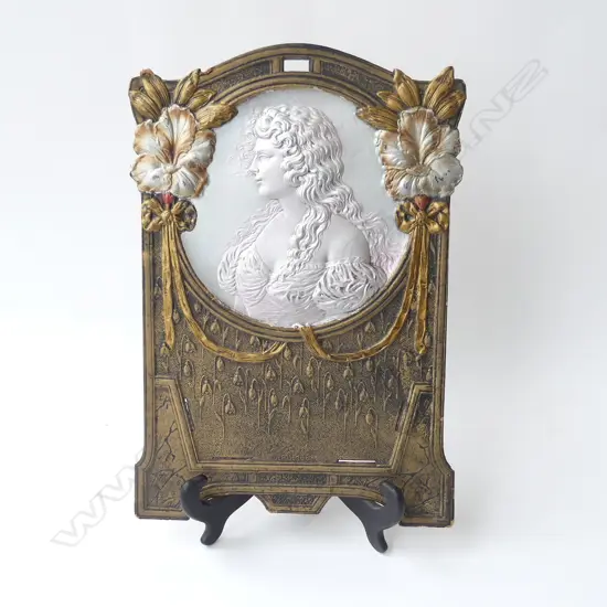 c.1900 FRENCH ART NOUVEAU CARD DISPLAY ‘DEPOSE1668’ FEATURING FEMALE BUST, L.370mm, W.265mm