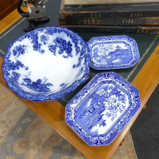 LG ANTIQUE JOHNSON BROS. 'VIENNA' FLOW BLUE WASH BOWL 430mm dia + 2 WILLOW ASHETS 255x340mm (chip)