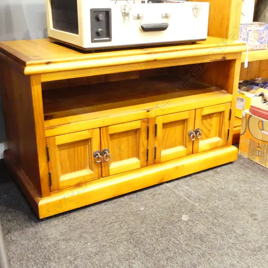 PINE TV CABINET ON WHEELS 870x480x520mm