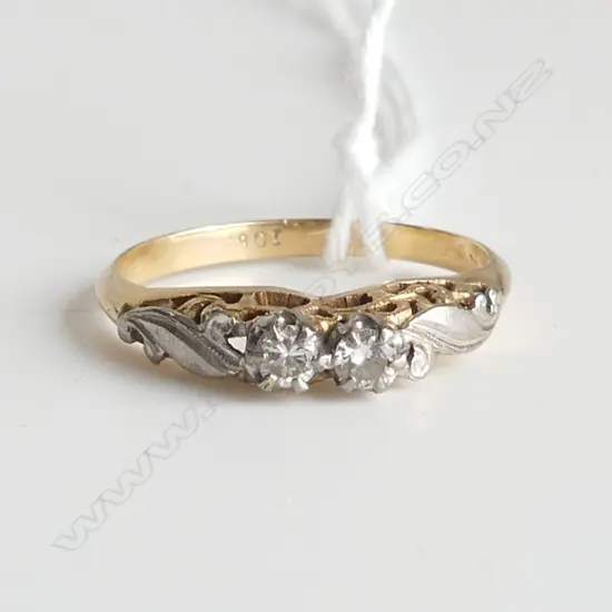 18ct GOLD 2 STONE DIAMOND 1940'S RING 2.54gms  SIZE N 1/2