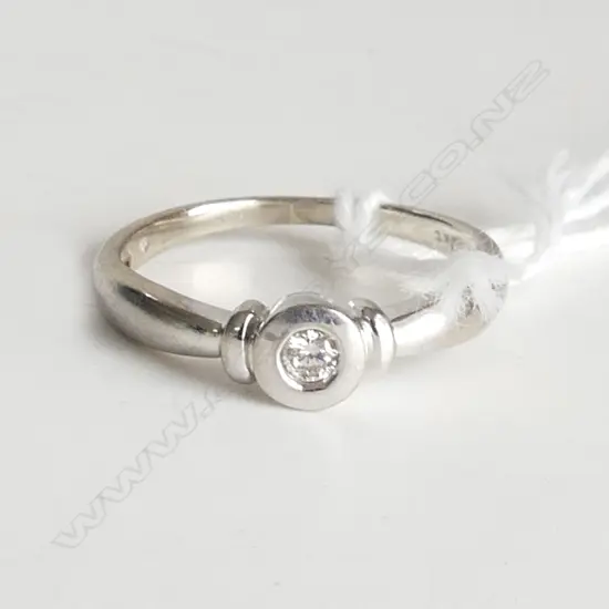 9ct WHITE GOLD & DIAMOND SOLITAIRE RING, 2gm, SIZE O