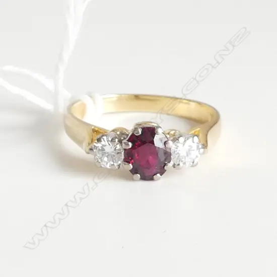 18ct DIAMOND & RED GEM RING, 3.5gms, SIZE M