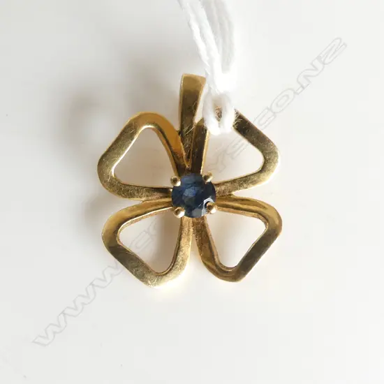 18CT SAPPHIRE SHAMROCK PENDANT 2.7 GRAMS