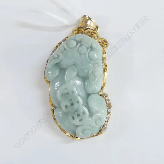 14CT JADE AND DIAMOND ? MAINLEY GLUED CZS, PENDANT L 50 MM