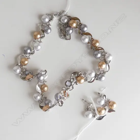 COSTUME SILVER METAL & FAUX PEARL NECKLACE & PR EARRINGS