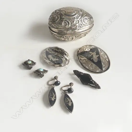 6 PCES STG; EGG CONTAINER, 2 PRS EARRINGS, 2 BROOCHES 69.7 GR