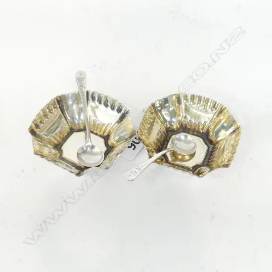 PAIR OF STERLING SILVER GILDED SALT DISHES AND SPOONS, BIRMINGHAM 1900, D.52mm