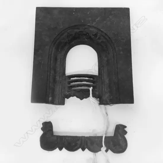 VICTORIAN TRAVELLERS SAMPLE CAST IRON FIRE PLACE AND FENDER, L. 150mm