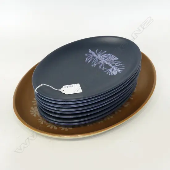 9 PCES CROWN LYNN DOROTHY THORPE; 8 OVAL SIDE PLATES + OVAL PLATTER L.330mm