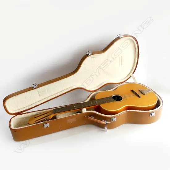 VINTAGE SUZUKI GUITAR L.940mm, CASED