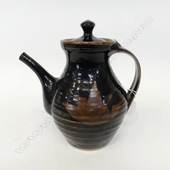 WARREN TIPPETT COFFEE POT WITH A DARK BLACK OVER GLAZE ON A TENMOKU BASE GLAZE WITH A WAX RESIST LEAF PATTERN  H 200 MM