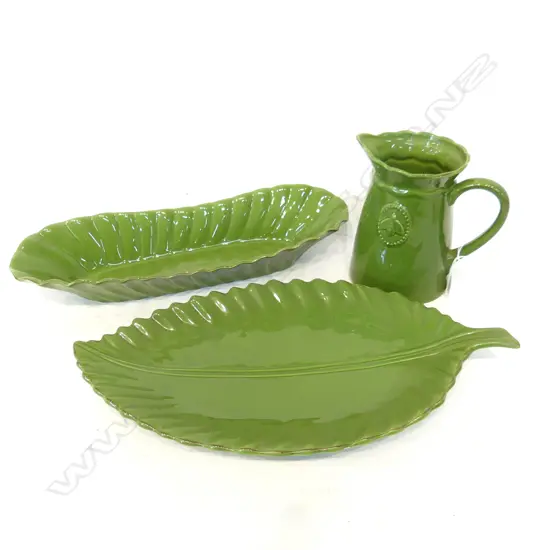 3 PCES GREEN 'CREATIVE COLLECTIONS'; 2 PLATTERS L.485mm + JUG H.190mm