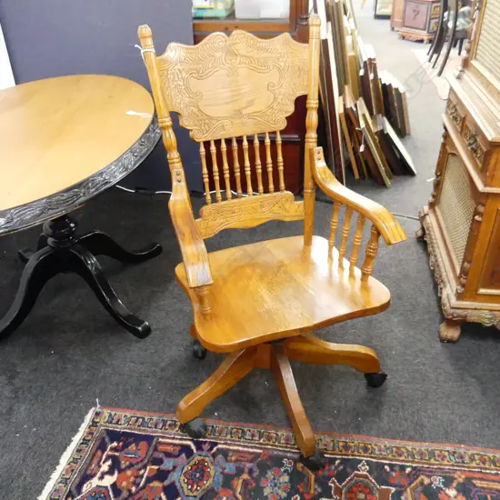 SPINDLE BACK ROTATING OFFICE CHAIR