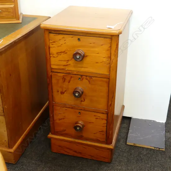 COLONIAL MOTTLED KAURI 3 DRAWER BEDSIDE CABINET H.815mm