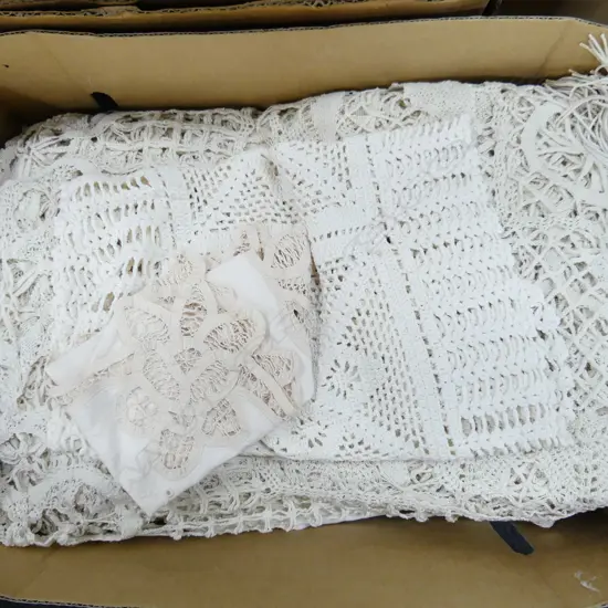 BOX LOT OF NICE LINEN/ TABLE CLOTHS ETC