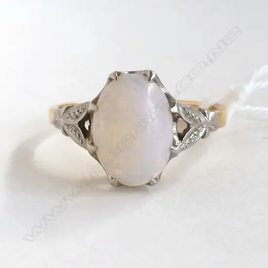 18CT MOONSTONE RING 3.9gms SIZE Q (SURFACE ABBRADED)