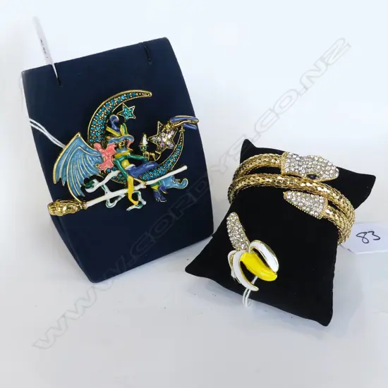 3 MODERN COSTUME JEWELLERY PCES: BANANA BROOCH, HALOWEEN WITCH BROOCH & DIAMANTE SNAKE BRACELET